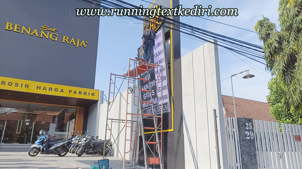 <p>Running text werna putih terlihat bagus dan juga tulisan yang nampak besar serta juga dapat di baca secara sempurna, adanya running text di tempat usaha anda akan memberikan sensai yang dapat menarik pelanggan karena running text ini juga dapat mengenaklan produk dan memberikan periklanan berupa dengan tulisan yang berjalan dan berwarna.</p>